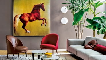 W duecie raźniej: Liście bananowca ciężko zwieszające się nad podłogą i stara dobra znajoma czyli dracena o długich, wąskich pędach. Choć tak różne, razem prezentują się wspaniale. Bo duże rośliny zawsze wyglądają efektownie i bardzo wzbogacają przestrzeń, choćby o dodatkowy kolor. Aranżacja na zdjęciu: arflex.it