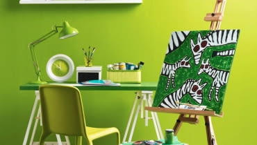 Weź kilka odcieni zieleni podpatrzonych w wiosennej przyrodzie i dodaj trochę bieli, która rozjaśni kompozycję. Zyskasz wnętrze emanujące optymizmem, a zarazem spokojem. MEBLE: biurko: blat - 149,99 zł, koziołki - 120 zł/szt., półka - 39,99 zł, IKEA; krzesło - 249 zł, stołek (w kształcie wazonu) - 800 zł, Cube; POZOSTAŁE: sztaluga - 89,90 zł, Lidl; dywan - 359 zł, IKEA; na półce: ramka (biała) - 29,99 zł, obrazek w passe-partout (ważka) - 34,99 zł, ramka (zielona) - 5,99 zł/2 szt., ramka (z kółkami) - 19,99 zł, IKEA; na biurku: lampka - 690 zł, pudełko (biało-czarne) - 45 zł/2 szt., Red Onion; zegar - 27,90 zł, Flo; szklanka - 16 zł, Fabryka Form; pudełko (zielone) - 49 zł, Willow House; obrazki (na sztaludze i kot na półce), aut. Joanna Płachecka NA ŚCIANIE: Farba 'Dzikie pnącza' - 57 zł/2,5 l Dulux. 16.01.2013 , KOLOR I WZOR , ZIELONY , STYLIZACJA JOANNA PLACHECKA , CZTERY KATY FOT. AGATA JAKUBOWSKA / AGENCJA GAZETA SLOWA KLUCZOWE: WNETRZA