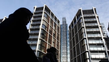 Jeden z najdroższych apartamentów na świecie - One Hyde Park w Londynie Pedestrians pass new development One Hyde Park in London January 19, 2011. REUTERS/Luke MacGregor (BRITAIN - Tags: BUSINESS)