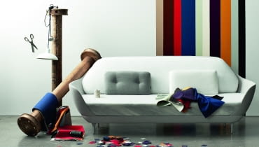 Sofa Favn odwołuje się do skandynawskiego dziedzictwa marki, ma jednak pewną nutę hiszpańskiego temperamentu. Proj. J. Hayon Sofa Favn odwołuje się do skandynawskiego dziedzictwa marki, ma jednak pewną nutę hiszpańskiego temperamentu. Proj. J. Hayon