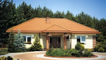 Najprostsza forma ganku, czyli zadaszenie nad wejściem do domu, wsparte na kolumnach Najprostsza forma ganku, czyli zadaszenie nad wejściem do domu, wsparte na kolumnach