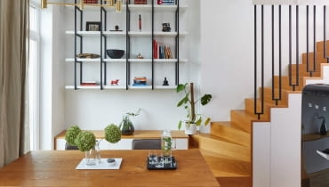 Schody w salonie - mieszkanie z antresolą