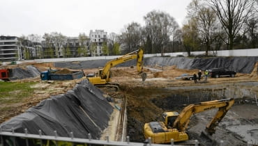 06.04.2016 Warszawa , ul. Kulskiego . Budowa budynku nieopodal cmentarza onierzy radzieckich . Jest to ostatni etap osiedla Eko Park przy Polu Mokotowskim .Fot. Franciszek Mazur / Agencja GazetaSLOWA KLUCZOWE:budowa deweloper osiedle