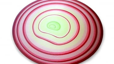 Okrągła deska-podkładka Cebula. Może służyć jako podkładka pod talerz, podkładka pod gorące, ponieważ tolerują temperaturę 280 st. C, deska do krojenia, do podawania serów, owoców, wędlin. Będzie na pewno designerskim dodatkiem do kuchni w każdym stylu. Dzięki zastosowanemu materiałowi nie przyjmuje zapachów ani barw, przez co cały czas jest estetyczna i higieniczna. Ma dożywotnią gwarancją na pęknięcia. Można ją myć w zmywarce. Cena - 84 zł, czerwonamaszyna.pl