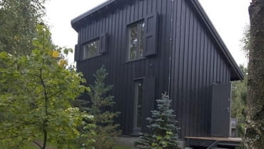 Budynek z jednospadowym dachem i dwoma poziomami mieszkalnymi mieści pokoje sypialne i łazienkę; część dzienna jest obok - w jednoprzestrzennym budynku przekrytym dachem dwuspadowym Budynek z jednospadowym dachem i dwoma poziomami mieszkalnymi mieści pokoje sypialne i łazienkę; część dzienna jest obok - w jednoprzestrzennym budynku przekrytym dachem dwuspadowym