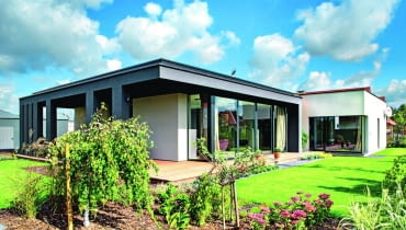 UWAGA ! PONOWNA PUBLIKACJA WYLACZNIE ZA ZGODA WLASCICIELIDOM PARTEROWY - WIDOK Z OGRODUFOT. BARTOSZ MAKOWSKIPUBLIKACJA LADNY DOM NR 4 (150) - 4 2011