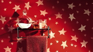 Gwiazdki malowane według szablonu, farbą brokatową świecącą w ciemności Gwiazdki malowane według szablonu, farbą brokatową świecącą w ciemności