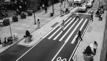 'Poszliśmy śladami pieszych. W miejscu, gdzie ludzie przekraczali ulicę, zrobiliśmy nowe przejście pomiędzy Szóstą a Siódmą Aleją, które nazwaliśmy Aleją 6 i 1/2. Puściliśmy oko do Harry'ego Pottera, żeby pokazać, że z odrobiną farby i kilkoma donicami można osiągnąć magiczne efekty.'