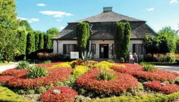 10.09.2012 LUBLIN . SKANSEN . MUZEUM WSI LUBELSKIEJ Z ZAGRODY DO MIASTECZKA . JARMARK . REKODZIELO FOT. IWONA BURDZANOWSKA / AGENCJA GAZETA SLOWA KLUCZOWE: KAMERY /FR/