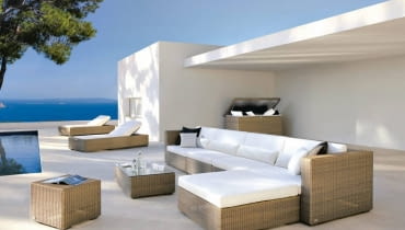 <B>Meble jak do salonu: wygodne leżanki, eleganckie stoły i stoliki, komplety wypoczynkowe z miękkimi poduchami. Różnica polega na tym, że robi się je z materiałów, które przetrwają nieciekawą pogodę.</B> <BR >Aspen, zestaw z tworzywa sztucznego, wzór, Decolor