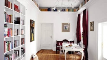 Jadalnia, która dodatkowo pełni funkcję domowej biblioteki, nie straciła swego reprezentacyjnego charakteru. Równo poukładane na półkach książki nie zdominowały wnętrza. 05.08.2009 WARSZAWA