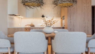 Mocnym akcentem tej przestrzeni są dwie duże, zawieszone nad stołem lampy w stylu boho ze sklepu Atria – plecione niczym ptasie gniazda z naturalnej trawy morskiej.