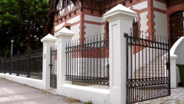 Malownie metalu PUBLIKACJA DO WYKORZYSTANIA PO UZGODNIENIU Z AUTOREM PLOT METALOWY OGRODZENIE METALOWE KUTE KOWALSTWO ARTYSTYCZNE PODMOROWKA FOT. PAWEL SLOMCZYNSKI / AGENCJA GAZETA SLAJD MALY PUBLIKACJA KWIETNIK NUMER SPECJALNY - OGRODZENIA - JESIEN 2003 PUBLIKACJA OGRODY NR 2 (70) - 2.2005