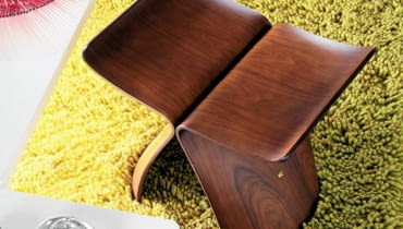 Stołek Motyl autorstwa Charlesa i Raya Eamesów powstał w 1954 roku - wtedy styl organiczny był najbardziej popularny. Stołek Motyl autorstwa Charlesa i Raya Eamesów powstał w 1954 roku - wtedy styl organiczny był najbardziej popularny.