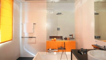 Wanna i kabina prysznicowa, zestawione obok siebie, tworzą w łazience wygodną strefę kąpielową. Taki duet można niebanalnie zaprojektować. Zobacz trzy ciekawe rozwiązania zaproponowane przez projektantów. <BR /> ŁAZIENKA. W sporej łazience przy tej samej ścianie umieszczono nie tylko wannę i sąsiadującą z nią kabinę prysznicową, ale także umywalkę. Dzięki temu można swobodnie poruszać się po pomieszczeniu - nie przeszkadza w tym nawet wanna ustawiona prostopadle do ściany. Kabina jest wydzielona jedynie niewysokim murkiem, na którym osadzono taflę hartowanego szkła. W oszczędnie zaaranżowanym wnętrzu rolę dekoracji przejęły funkcjonalne elementy - proste metalowe wieszaki na ręczniki, armatura natryskowa i wannowa. Dekoracyjne jest tu także oświetlenie, zainstalowane w wycięciu w podwieszonym suficie pomalowanym na kolor podłogowych płytek. Wanna i kabina prysznicowa, zestawione obok siebie, tworzą w łazience wygodną strefę kąpielową. Taki duet można niebanalnie zaprojektować. Zobacz trzy ciekawe rozwiązania zaproponowane przez projektantów. <BR /> ŁAZIENKA. W sporej łazience przy tej samej ścianie umieszczono nie tylko wannę i sąsiadującą z nią kabinę prysznicową, ale także umywalkę. Dzięki temu można swobodnie poruszać się po pomieszczeniu - nie przeszkadza w tym nawet wanna ustawiona prostopadle do ściany. Kabina jest wydzielona jedynie niewysokim murkiem, na którym osadzono taflę hartowanego szkła. W oszczędnie zaaranżowanym wnętrzu rolę dekoracji przejęły funkcjonalne elementy - proste metalowe wieszaki na ręczniki, armatura natryskowa i wannowa. Dekoracyjne jest tu także oświetlenie, zainstalowane w wycięciu w podwieszonym suficie pomalowanym na kolor podłogowych płytek.