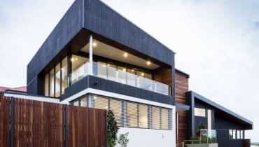 Duże przeszklenia, umieszczone na południowej, nasłonecznionej elewacji pozwolą na duże zyski darmowej energii z promieniowania słonecznego (New stylish modern home exterior at duskC%#