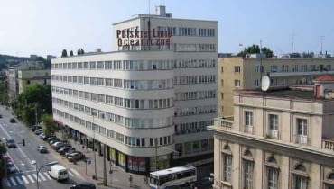 Budynek ZUS, ul. 10 Lutego 24. Zaprojektowany przez Romana Piotrowskiego jako siedziba Zakładu Ubezpieczeń Społecznych, zrealizowany w latach 1935 - 36. Jeden z symboli modernistycznej architektury Gdyni. Po wojnie był siedzibą Polskich Linii Oceanicznych, dziś mieszczą się tu różne firmy i instytucje. brylanty, modernizm, modernizacja, zabytek, miasto, gdynia, port, polska