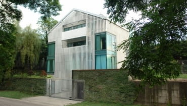 Lodowy dom to dzieło krakowskiej pracowni nsMoonStudio. W obiekcie zastosowano podwójną elewację składającą się z wertykalnie osadzonych marmurowych żyletek Lodowy dom to dzieło krakowskiej pracowni nsMoonStudio. W obiekcie zastosowano podwójną elewację składającą się z wertykalnie osadzonych marmurowych żyletek