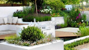 MALY OGROD EW TARAS WYSTAWA OGRODNICZA HAMPTON COURT N/Z RABATA WYNIESIONA LAWKA SIEDZISKO PODEST NAWIERZCHNIA KAMIENNA I DREWNIANA JEZIORKO WODA ZBIORNIK WODNY OCZKO WODNE BUKSZPAN BUXUS KRZEW LISCIASTY STOL STOLIK PODUSZKA OBWODKA FOT. KATARZYNA BELLINGHAM PUBLIKACJA OGRODY NR 1 (57) - 1.2004 PUBLIKACJA OGRODY NUMER SPECJALNY 2/2006 - OGROD MARZEN - 6.2006 SLOWA KLUCZOWE: OGRODY OGRODNICTWO WYSTAWY ARCHITEKTURA ZDJĘCIE DO WKŁADKI: PUBLIKACJA OGRODY NR 1 (57) - CZASOPISMA