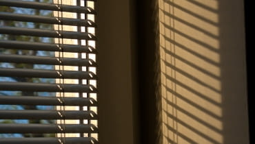 Rolety termoizolacyjne – jak działają i czy naprawdę oszczędzają energię?