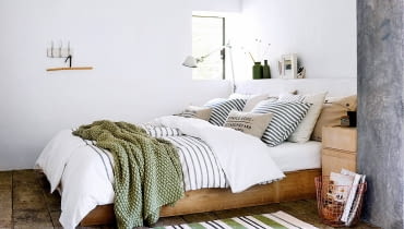 Polecamy koce, narzuty, poduszki, obicia przypominające dzianiny o splocie XXL - jakby zrobione na ogromnych drutach! aranżacja sypialni, przytulna sypialnia