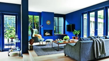 Fotel z podnóżkiem Ro zaprojektował dla marki Fritz Hansen Jaime Hayon. Głowa Aleksandra Wielkiego - rzeźba z ogrodu ojca gospodyni. Stolik kawowy wykonał jej szwagier Tim Shovelton. Lampa vintage z bazaru staroci Waverly.