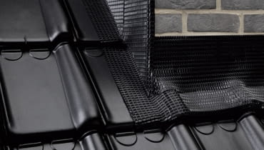 Szczelinę wokół komina można zabezpieczyć na przykład taśmą do obróbek kominiarskich, która jest wykonana najczęściej z aluminium akcesoria dachowe