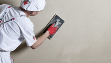 Zacieranie końcowe powierzchni tynku pacą z twardej gąbki