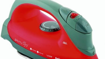 <B>Widząc w sklepach dziesiątki żelazek, trudno dokonać wyboru. W przygotowanym przez nas miniprzewodniku wyjaśniamy, jakie udogodnienia mają nowe modele i które z nich faktycznie ułatwiają prasowanie.</B> <BR >ŻELAZKA. NA KAŻDĄ KIESZEŃ. 79 zł, Prestis IT1012, Amica. <BR >Podstawowe dane: stopa ze stali nierdzewnej, zbiornik 210 ml, wyrzut pary 20 g/min, uderzenie pary 70 ml/min, strażak (pozostawione bez ruchu żelazko wyłącza się automatycznie, np. po 30 sekundach w pozycji leżącej i po 8 minutach w pozycji stojącej); moc 1650 W. Co zwraca uwagę: przystępna cena i efektowny kolor. Nasza opinia: tanie żelazko dla niewymagających. Sprawdzi się przy prasowaniu niezbyt pogniecionych tkanin.