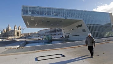 The Villa Méditerranée, w której mieści się CeReM zaprojektował architekt Stefano Boeri. Wystawy będzie można oglądać między innymi w podwodnej galerii (zdj. trakcie budowy) A general view shows the construction site of the Villa Mediterranee cultural centre in Marseille, January 11, 2013. The centre, based next to the new Museum of Civilizations from Europe and the Mediterranean (MuCEM) will open 2013 as the southern French city becomes the European Capital of Culture. REUTERS/Jean-Paul Pelissier (FRANCE - Tags: CITYSCAPE ENTERTAINMENT BUSINESS CONSTRUCTION)