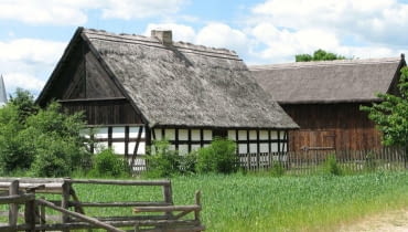 Chałupa szkieletowa i stodoła z Dzierżążna Wielkiego, połowa XIX wieku. Muzeum Kultury Ludowej w Osieku chałupa i stodoła z Dzierżążna Wielkiego poł. XIX w.,