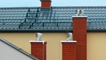 Wentylacja hybrydowa poprawia najczęściej działanie wentylacji grawitacyjnej w użytkowanych domach i mieszkaniach, przy stosunkowo niedużych kosztach eksploatacyjnych wentylacja hybrydowa, nasady hybrydowe, nasady kominowe, komin