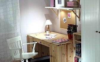 Wnętrze niemal klasyczne - białe ściany, drewniane meble, batystowa zasłona. Pokój jak z kart starej powieści dla dziewcząt. To propozycja zwłaszcza do bardzo małego pokoju. Prostota wystroju daje odrobinę oddechu. na niewielkiej przestrzeni. Funkcjonalne meble zaspokajają wszelkie potrzeby nastolatki i mieszczą wszystkie potrzebne rzeczy. 12.12.2002 WARSZAWA IKEA POKOJ NASTOLATKA - POETYCKO, ROMANTYCZNIE STYLIZACJE JUSTYNA SLAWECKA , AGNIESZKA RUDZKA-LIS FOT. ARKADIUSZ SCICHOCKI / AGENCJA GAZETA PUBLIKACJA PORADNIK DOMOWY NR 3 (151) - 3.2003