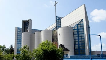 Kościół św. Jadwigi Królowej w Krakowie, projekt: Romuald Loegler, Jacek Czekaj, data budowy 1979-1988 Kościół św. Jadwigi Królowej w Krakowie, projekt: Romuald Loegler, Jacek Czekaj, data budowy 1979-1988