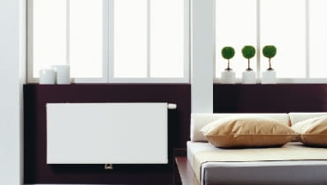 Grzejniki najlepiej montować w miejscu napływu zimnego powietrza do pomieszczenia, czyli na ścianie zewnętrznej pod oknem grzejnki