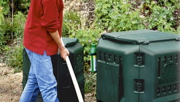 Dojrzały kompost jest to świetny do ocieplania i nawożenia roślin jesienią ONE TIME USE ONLY DO JEDNOKROTNEJ PUBLIKACJI OGROD KOMPOSTOWNIK NAWOZ FOT. NEUDORFF PUBLIKACJA KWIETNIK NR 6 (150) - 6 2007