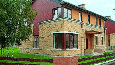 W tej elewacji główną rolę odegrała żółta cegła betonowa elewacja cegła betonowa