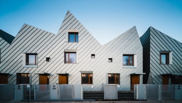 Mimo zabudowy typu szeregowego każdy właściciel jest posiadaczem innego domu. Wszystko dzięki zróżnicowaniu wysokości oraz spadków dachu. architektura mieszkaniowa, polska architektura, wrocław, polska, arc2 Fabryka Projektowa