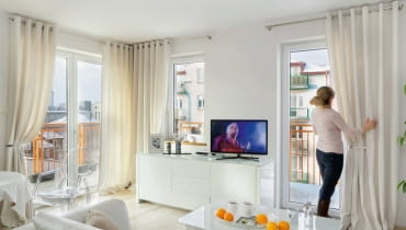 <B>W oszczędnie urządzonych wnętrzach w nowoczesnym stylu często panuje chłodna, bezosobowa atmosfera. Jest na to rada: zasłony. One ocieplą klimat wnętrza.</B> </BR> <p> </p> Okno i dwoje drzwi balkonowych (każde innej wielkości) wywoływały we wnętrzu wrażenie chaosu. Ich odmienne proporcje zniwelowano, symetrycznie upinając identyczne zasłony. Poza tym taka ilość miękkich tkanin ociepliła wystrój oszczędnie zaaranżowanego salonu, na czym tak bardzo zależało właścicielce. <B>W oszczędnie urządzonych wnętrzach w nowoczesnym stylu często panuje chłodna, bezosobowa atmosfera. Jest na to rada: zasłony. One ocieplą klimat wnętrza.</B> </BR> <p> </p> Okno i dwoje drzwi balkonowych (każde innej wielkości) wywoływały we wnętrzu wrażenie chaosu. Ich odmienne proporcje zniwelowano, symetrycznie upinając identyczne zasłony. Poza tym taka ilość miękkich tkanin ociepliła wystrój oszczędnie zaaranżowanego salonu, na czym tak bardzo zależało właścicielce.