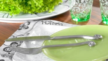 25.05.22007 ARANZACJA WNETRZA KOLOR I WZOR - TALERZE , SZKLANKI CZTERY KATY STYLIZACJA JOANNA PLACHECKA FOT. AGATA JAKUBOWSKA / AGENCJA GAZETA PUBLIKACJA CZTERY KATY NR 9 (191) - 9 2007 Naczynia, dekoracje, aranżacja, wnętrze