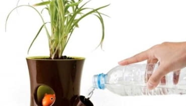 Doniczka samopodlewająca rośliny. Wystarczy raz na jakiś czas uzupełnić zapas wody w zbiorniku w dolnej części doniczki Doniczka z samonawadnianiem roślin. Wystarczy raz na jakiś czas uzupełnić zapas wody w zbiorniku w dolnej części doniczki