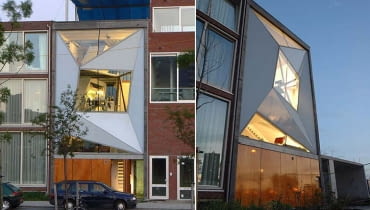 Body House w Rotterdamie to z pozoru zwykły dom szeregowy wpisany w pierzeję. Jednak w wydaniu architektów z Monolab architects przybrał postać żywego organizmu