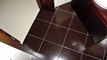 Czyste, jasne fugi ładnie kontrastują z płytkami ceramicznymi w ciemnym kolorze. Czyste, jasne fugi ładnie kontrastują z płytkami ceramicznymi w ciemnym kolorze.