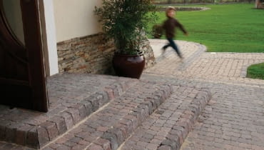 Dobrze zaprojektowany i wykończony taras to miejsce harmonijnie łączące dom z ogrodem. A w takim przypadku nie sposób obejść się bez dopasowanych do klimatu miejsca schodów tarasowych - na przykład ze szlachetnej kostki brukowej schody tarasowe, schody z kostki brukowej,kostka brukowa