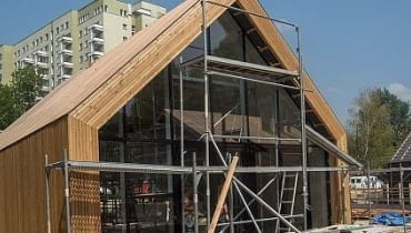 Nowa siedziba Domu Kultury na warszawskim Służewiu będzie nawiązywała do wiejskiego siedliska. Projekt architektów z WWAA oraz 137 kilo został zainspirowany ostatnią zachowaną zagrodą w tym rejonie miasta. Budowa jest już bardzo zaawansowana. Służewski Dom Kultury w Warszawie, proj. WWAA 137kilo (zdjęcia z budowy)