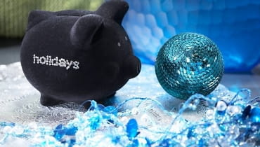 Dekoracje. Szkło udaje brylanty i szafiry, a plastik - srebro i złoto. Przedmioty nie są tym, na co wyglądają. Nie szkodzi. Liczy się efekt. A on jest prawdziwy. 27.11.2008 WARSZAWA
