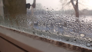 Skraplająca się na szybach para wodna to pierwszy objaw kłopotów z wentylacją Skraplająca się na szybach para wodna to pierwszy objaw kłopotów z wentylacją