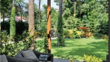 A Na tyłach domu znajduje się duży taras zadaszony drewnianą pergolą A Na tyłach domu znajduje się duży taras zadaszony drewnianą pergolą