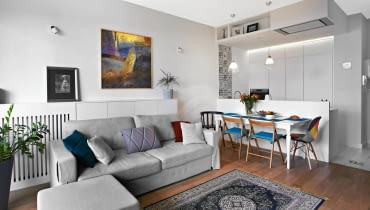 Praktycznie, ale ze sporą dozą fantazji - gospodyni uważa, że tak urządzone mieszkanie w pełni odzwierciedla jej osobowość. Pewnie dlatego tak dobrze się w nim czuje. salon z aneksem kuchennym