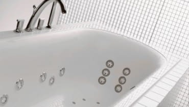 <b>Cetus</b><br> Villeroy & Boch<br> <li> prostokątna, owalna lub sześciokątna wanna z mieszanki akrylu i krzemu <li> wymiary 170x75 i 180x80 cm (prostokątna), 210x100 cm (sześciokątna), 175x75 i 190x80 cm (owalna) <li> pojemność od 140 do 215 l <li> 8 dysz wodnych i 8 powietrznych <li> w wyposażeniu dodatkowym m.in.: zabezpieczenie przed suchym rozruchem, odsysanie i osuszanie odpływu, oświetlenie podwodne, trzy intensywności i rodzaje masażu, wyciszenie pracy wanny <li> sterowanie pilotem <li> 5-letnia gwarancja na wannę, 2-letnia na system i roczna na pilota <li> można dokupić dysze i przelewy w kolorze złota (+ 30 proc. ceny), mosiądzu (+ 20 proc. ceny), matowego chromu (+ 20 proc. ceny) oraz białe (+ 15 proc. ceny), a do wanny sześciokątnej - czarny zagłówek cena: od ok. 3800 do ok. 10 700 zł (wanna) oraz ok. 15 000 zł (hydromasaż) <b>Cetus</b><br> Villeroy & Boch<br> <li> prostokątna, owalna lub sześciokątna wanna z mieszanki akrylu i krzemu <li> wymiary 170x75 i 180x80 cm (prostokątna), 210x100 cm (sześciokątna), 175x75 i 190x80 cm (owalna) <li> pojemność od 140 do 215 l <li> 8 dysz wodnych i 8 powietrznych <li> w wyposażeniu dodatkowym m.in.: zabezpieczenie przed suchym rozruchem, odsysanie i osuszanie odpływu, oświetlenie podwodne, trzy intensywności i rodzaje masażu, wyciszenie pracy wanny <li> sterowanie pilotem <li> 5-letnia gwarancja na wannę, 2-letnia na system i roczna na pilota <li> można dokupić dysze i przelewy w kolorze złota (+ 30 proc. ceny), mosiądzu (+ 20 proc. ceny), matowego chromu (+ 20 proc. ceny) oraz białe (+ 15 proc. ceny), a do wanny sześciokątnej - czarny zagłówek cena: od ok. 3800 do ok. 10 700 zł (wanna) oraz ok. 15 000 zł (hydromasaż)